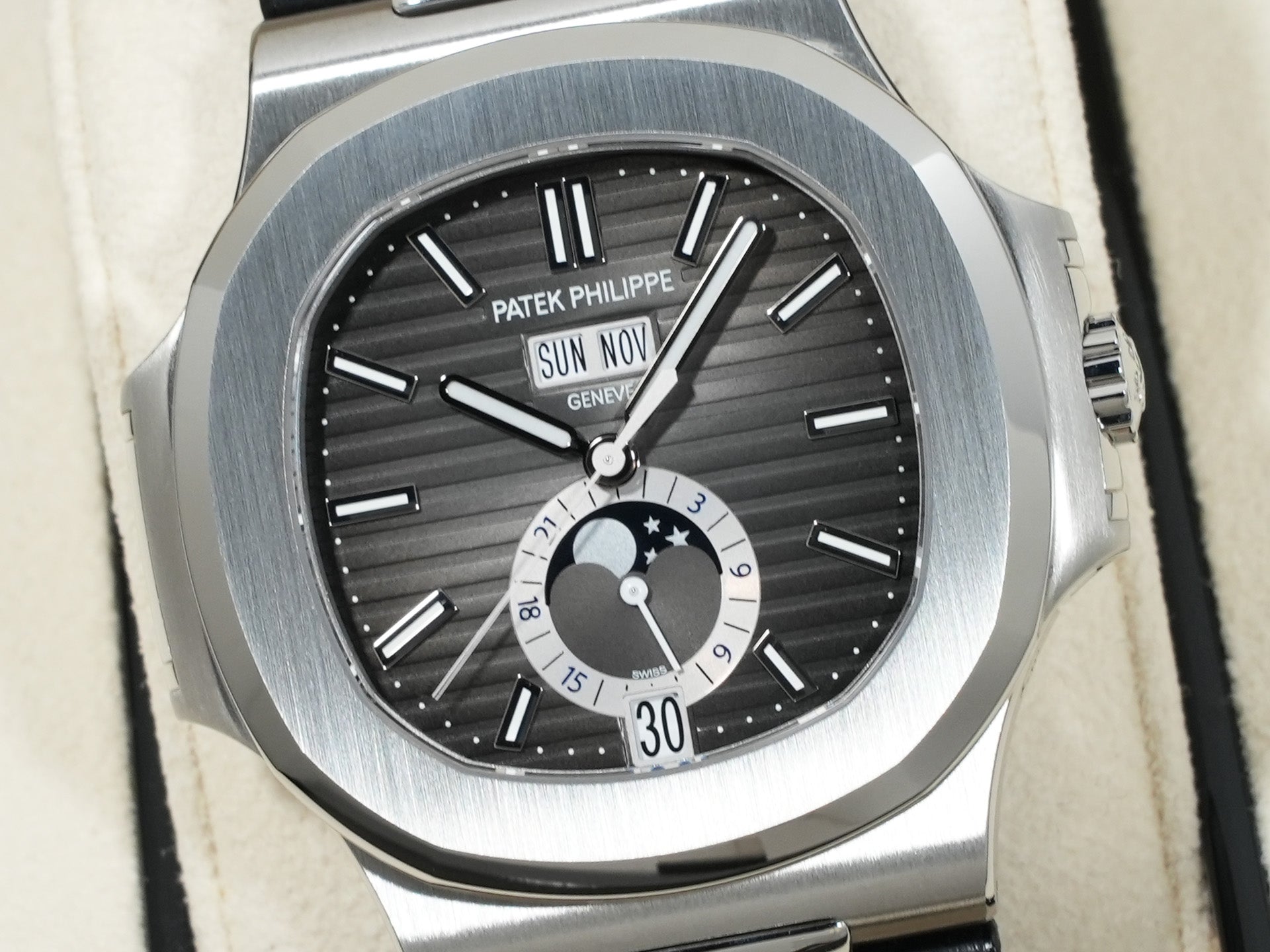 パテックフィリップ ノーチラス アニュアルカレンダー ムーンフェイズ Ref.5726A-001 ステンレススチール ブラック文字盤 未使用 5sha6t56