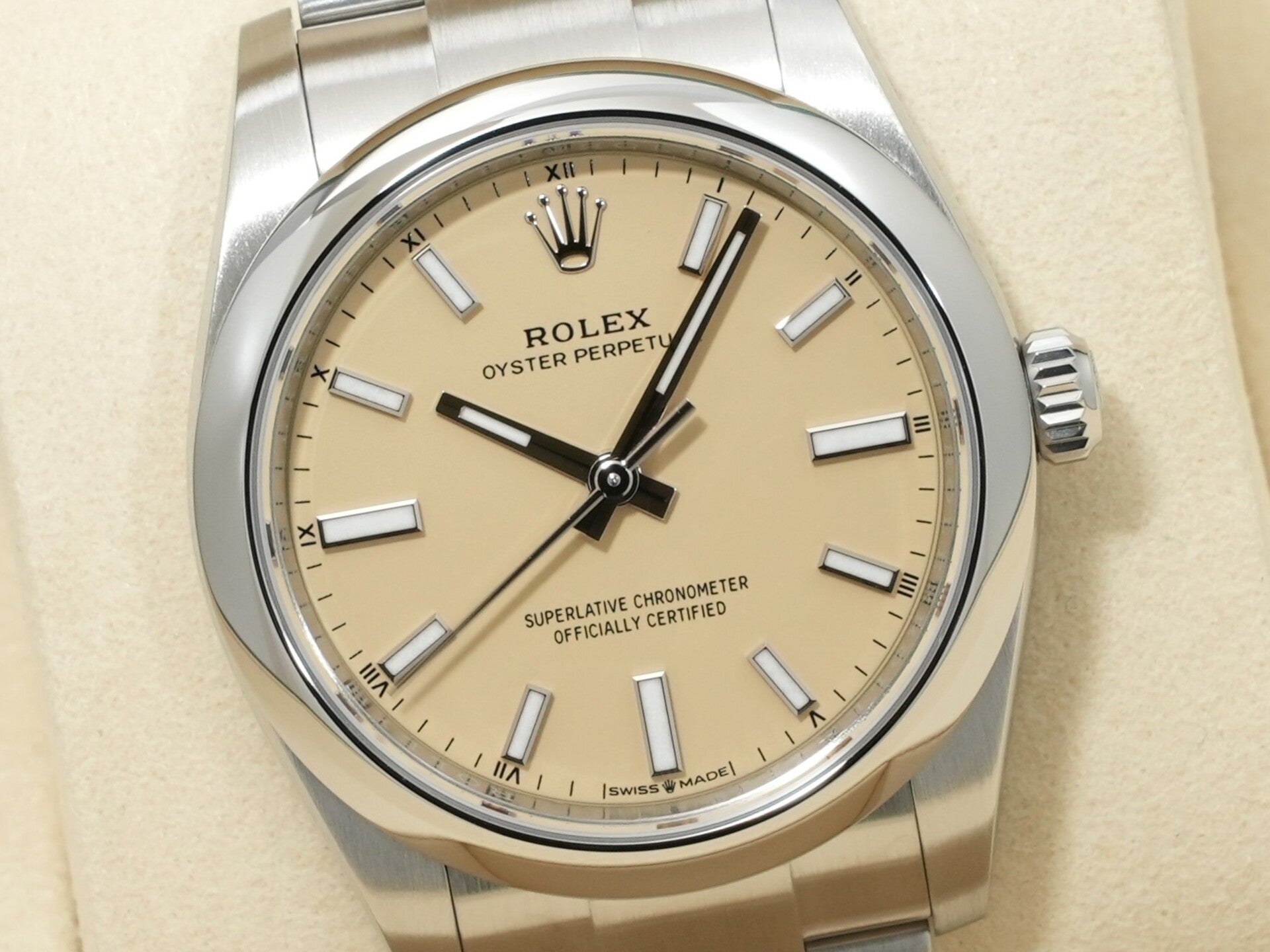 Rolex Oyster Perpetual 34 Ref. 124200 Stainless Steel Beige Dial Unused ngvp8von