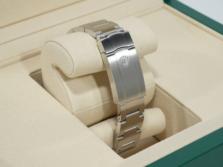 Rolex Oyster Perpetual 34 Ref. 124200 Stainless Steel Beige Dial Unused ngvp8von