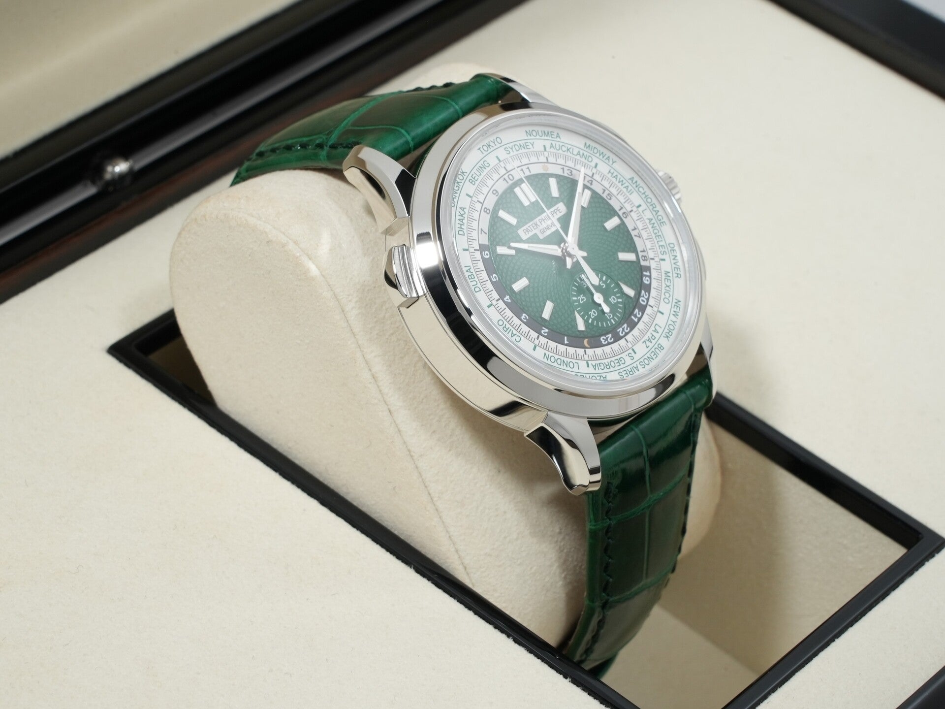 パテックフィリップ コンプリケーション ワールドタイム クロノグラフ Ref.5930P-001 プラチナ グリーン文字盤 未使用 fjkso7c4