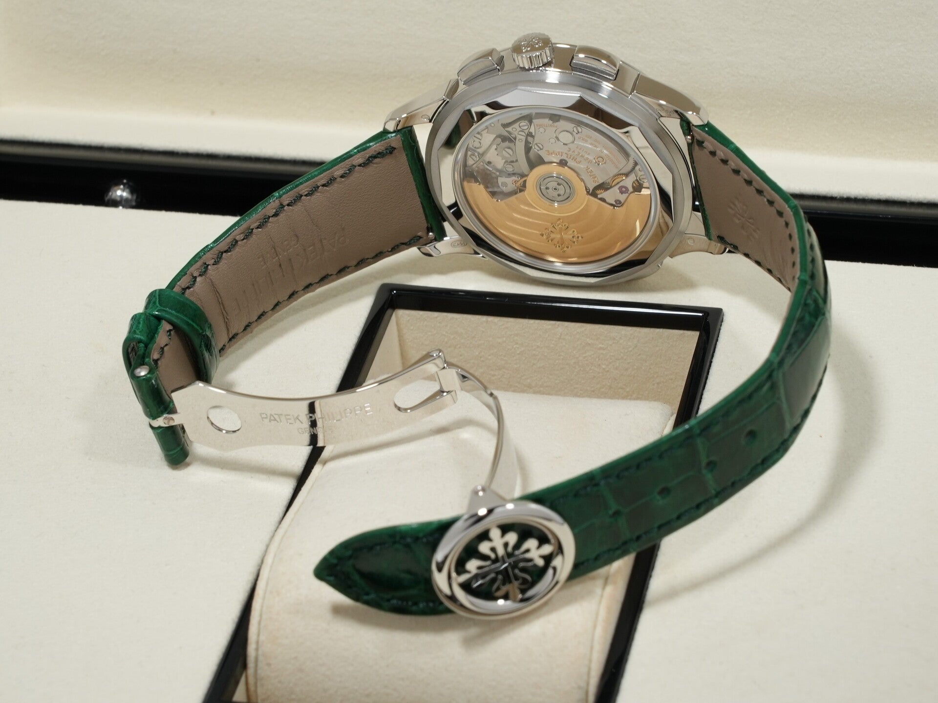 パテックフィリップ コンプリケーション ワールドタイム クロノグラフ Ref.5930P-001 プラチナ グリーン文字盤 未使用 fjkso7c4