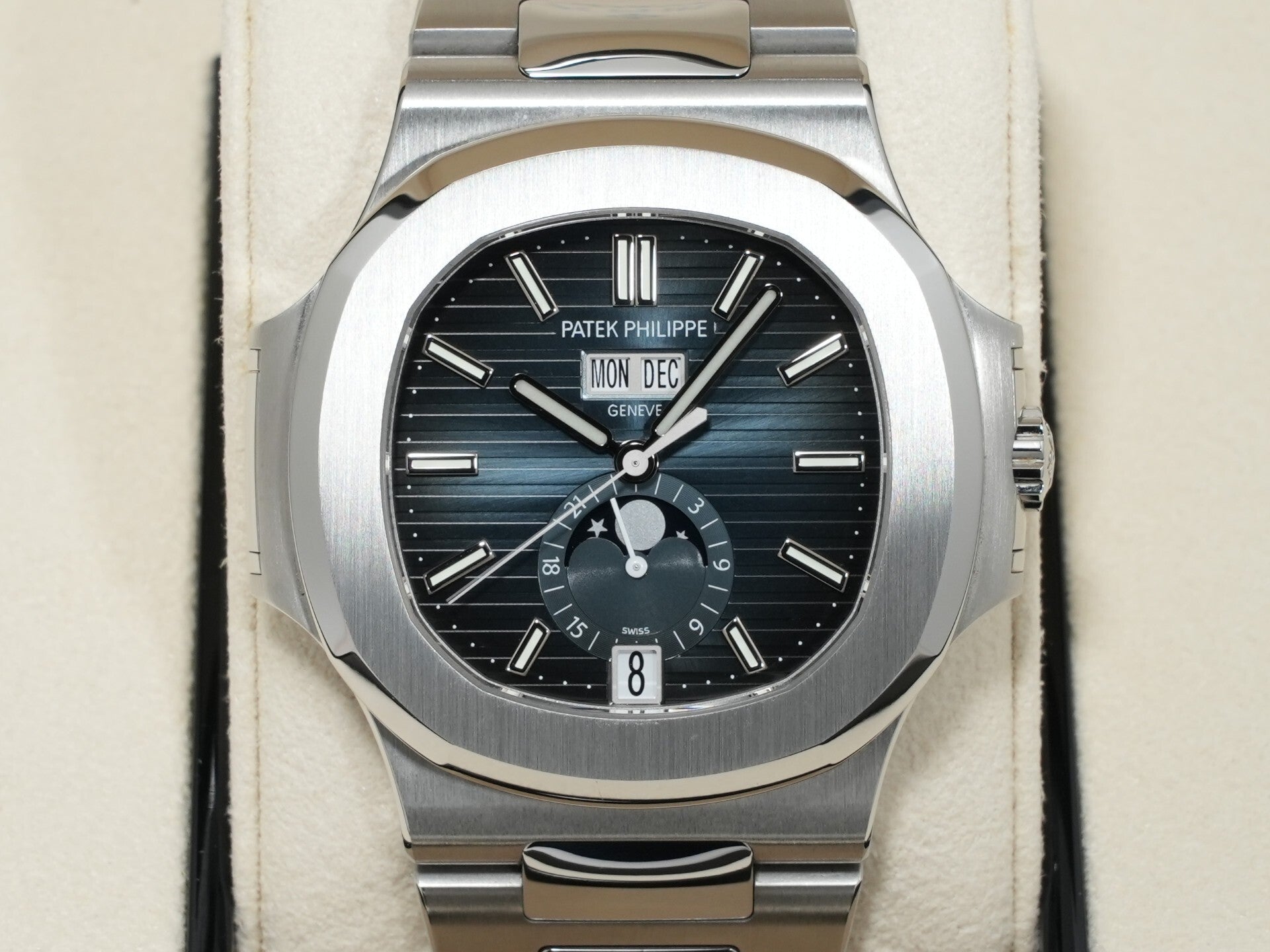 パテックフィリップ ノーチラス アニュアルカレンダー ムーンフェイズ Ref.5726/1A-014 ステンレススチール ブルー、ブラックグラデーション文字盤 極美品 86a3v4ek