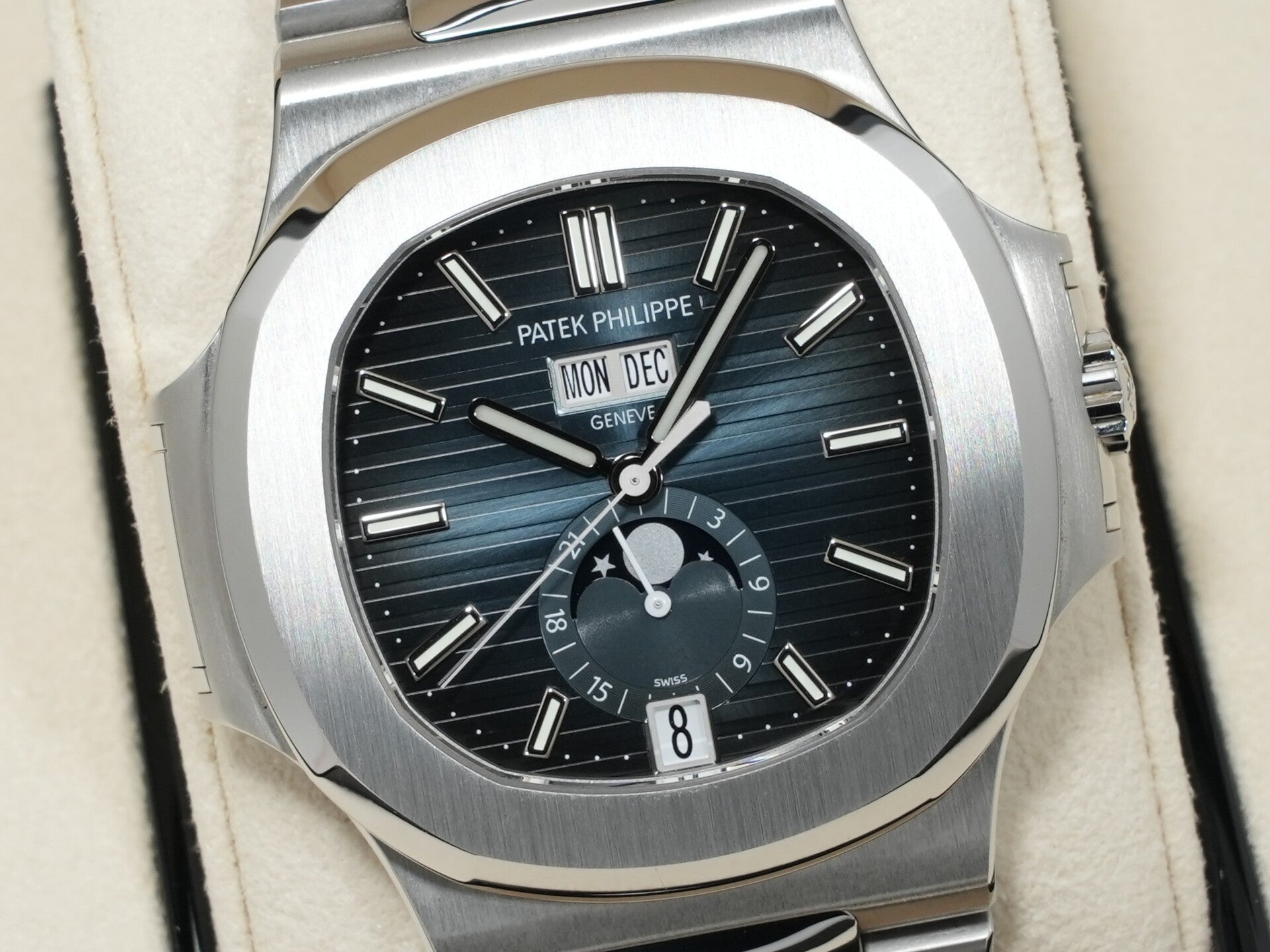 パテックフィリップ ノーチラス アニュアルカレンダー ムーンフェイズ Ref.5726/1A-014 ステンレススチール ブルー、ブラックグラデーション文字盤 極美品 86a3v4ek