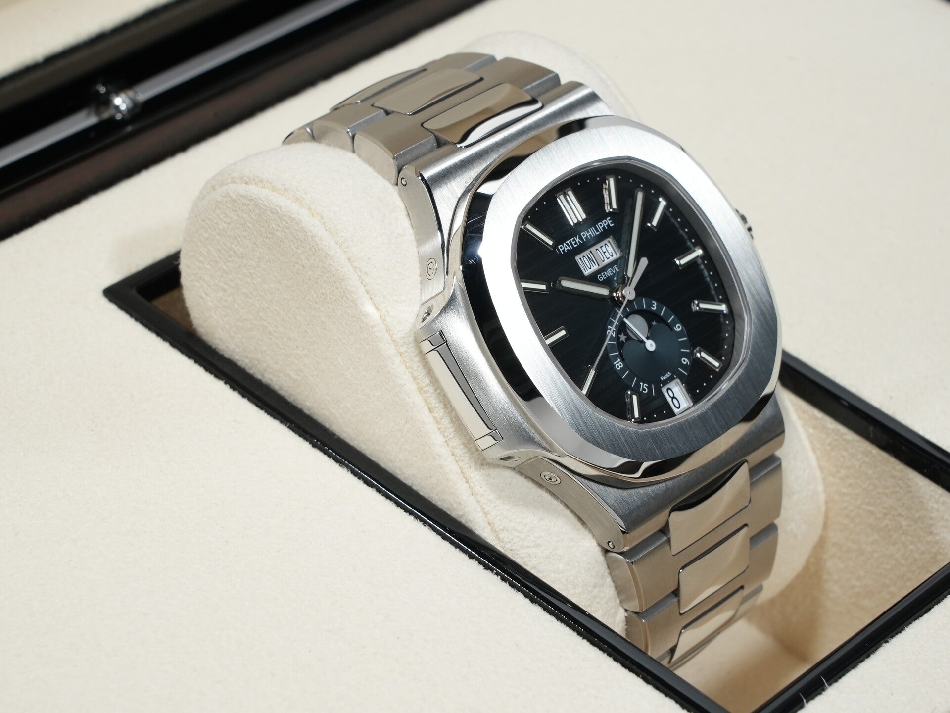 パテックフィリップ ノーチラス アニュアルカレンダー ムーンフェイズ Ref.5726/1A-014 ステンレススチール ブルー、ブラックグラデーション文字盤 極美品 86a3v4ek