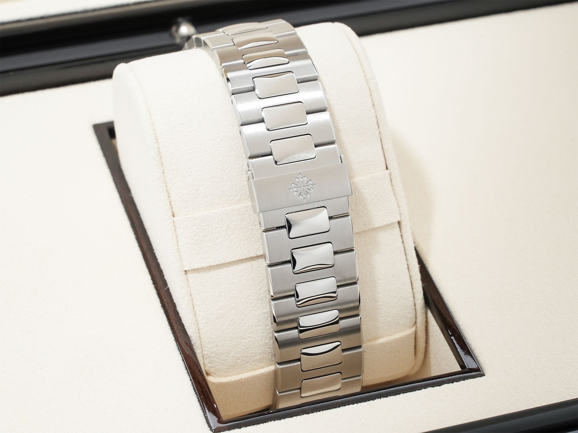 パテックフィリップ ノーチラス トラベルタイム クロノグラフ TIFFANY＆CO. Ref.5990/1A-001 ステンレススチール ブラックグラデーション文字盤 未使用 n96h3tzh