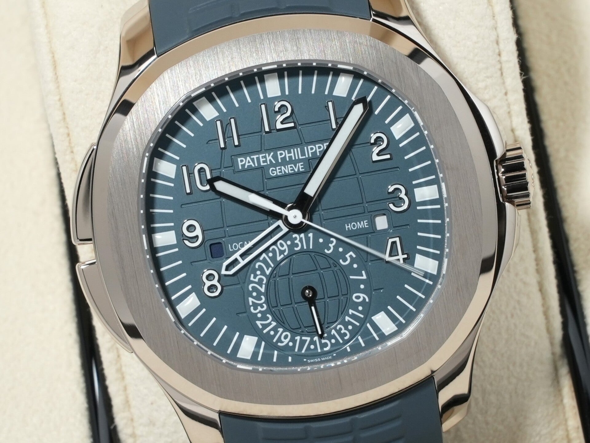 Patek Philippe Aquanaut Ref. 5164G-001 White Gold Blue-Gray Opaline Dial Unused dsn592g4