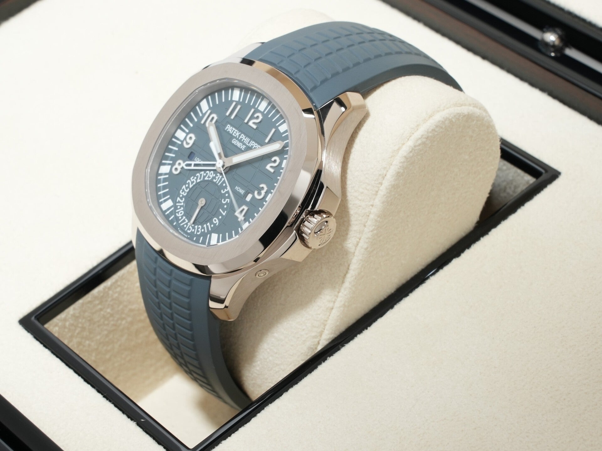 Patek Philippe Aquanaut Ref. 5164G-001 White Gold Blue-Gray Opaline Dial Unused dsn592g4