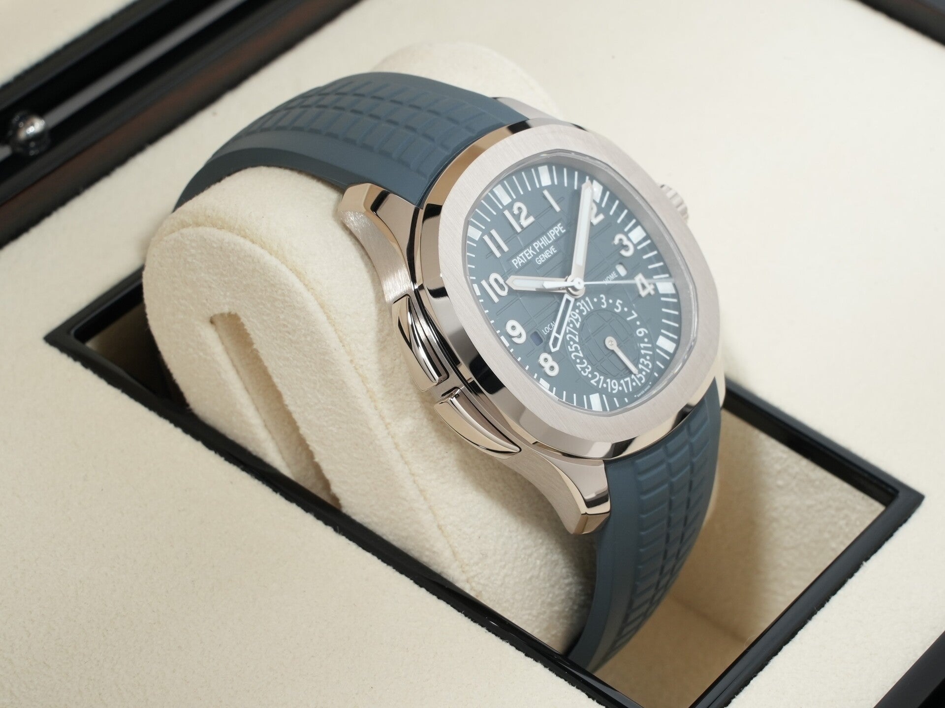 Patek Philippe Aquanaut Ref. 5164G-001 White Gold Blue-Gray Opaline Dial Unused dsn592g4