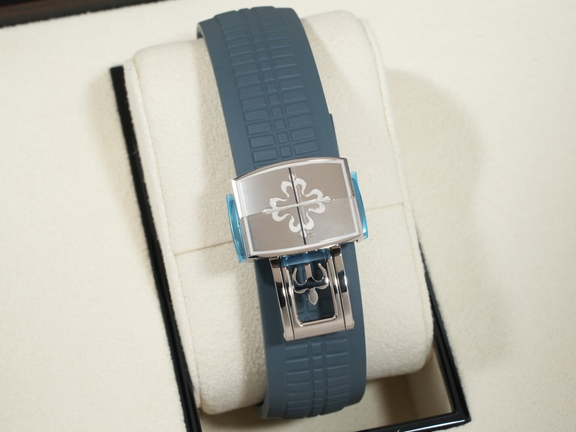 Patek Philippe Aquanaut Ref. 5164G-001 White Gold Blue-Gray Opaline Dial Unused dsn592g4