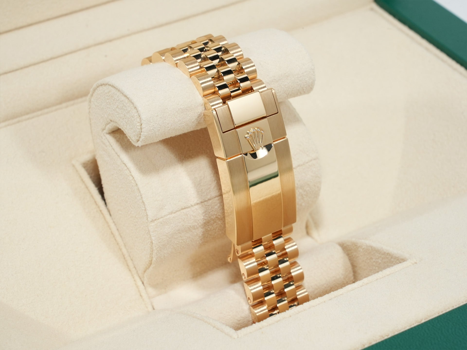 Rolex GMT-Master II Ref. 126718GRNR Yellow Gold with Black Dial and Jubilee Bracelet, Excellent Condition grwmzih7