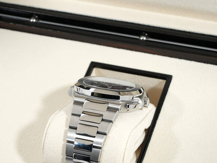 パテックフィリップ ノーチラス トラベルタイム クロノグラフ Ref.5990/1A-011 ステンレススチール ブルーソレイユ文字盤 中古 typvfvdz