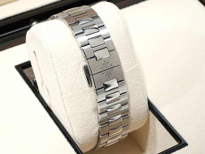 パテックフィリップ ノーチラス トラベルタイム クロノグラフ Ref.5990/1A-011 ステンレススチール ブルーソレイユ文字盤 中古 typvfvdz