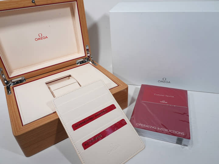 オメガ スピードマスター ダーク サイド オブ ザ ムーン クロノグラフ 44.25 MM Ref.311.92.44.30.01.001 ブラックセラミック スケルトン文字盤 未使用 42t4mi2t