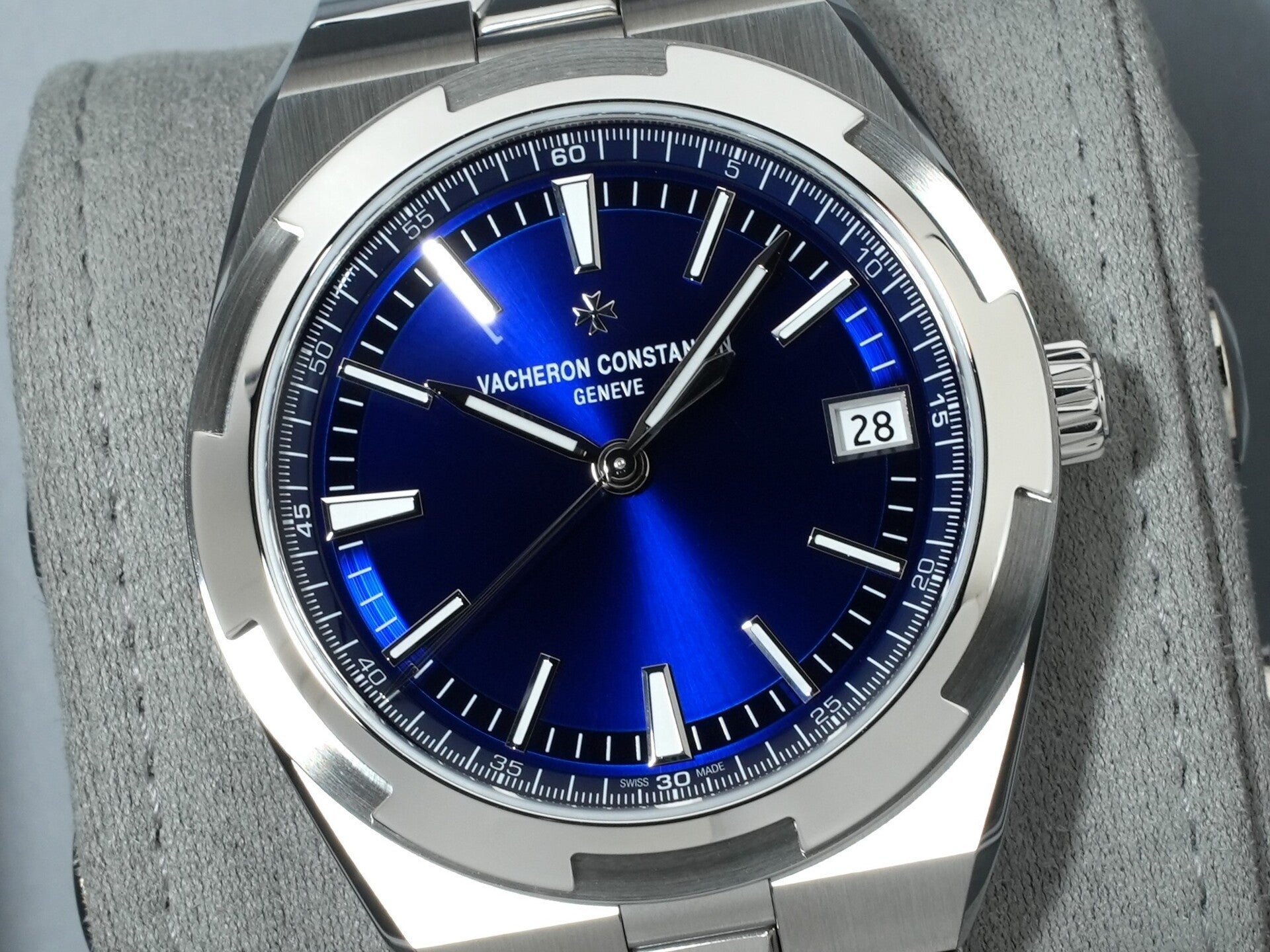 ヴァシュロンコンスタンタン オーヴァーシーズ オートマティック Ref.4520V/210A-B128 ステンレススチール ブルー文字盤 未使用 uhvncvi7