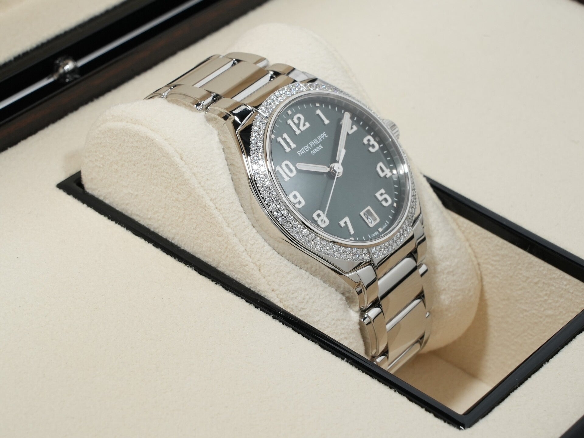 パテックフィリップ Twenty-4 Ref.7300/1200A-011 ステンレススチール オリーブグリーン ソレイユ文字盤 美品 osi6wzqf