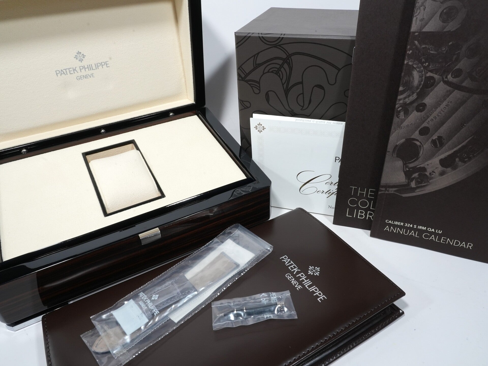 Patek Philippe Annual Calendar Moon Phase Ref. 5146G-001 White Gold Ivory Dial Excellent Condition hc4dofwo