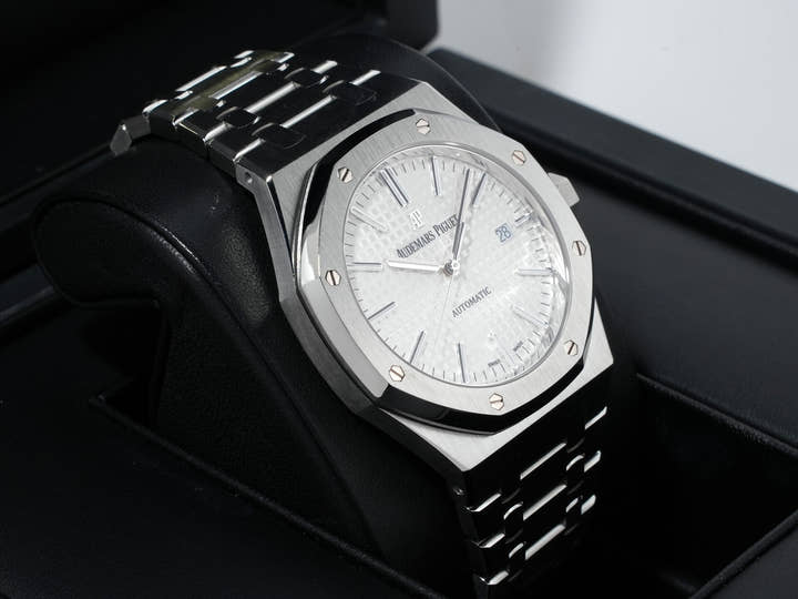 オーデマピゲ ロイヤルオーク Ref.15400ST.OO.1220ST.02 ステンレススチール シルバー文字盤 美中古 dieuem95