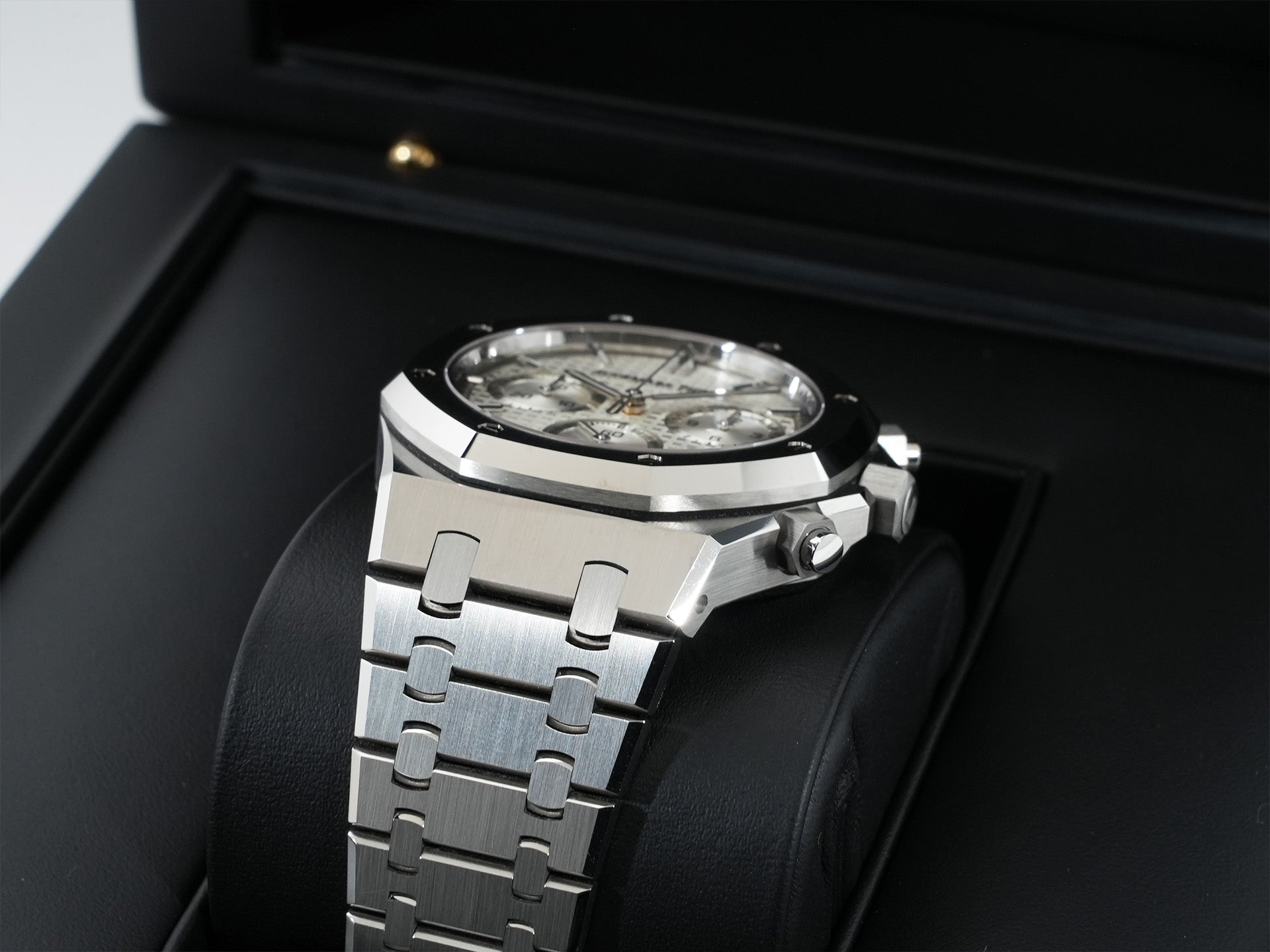 Audemars Piguet Royal Oak Chronograph 50th Anniversary Ref. 26240ST.OO.1320ST.03 Stainless Steel Silver Dial Excellent Condition khidbyrv