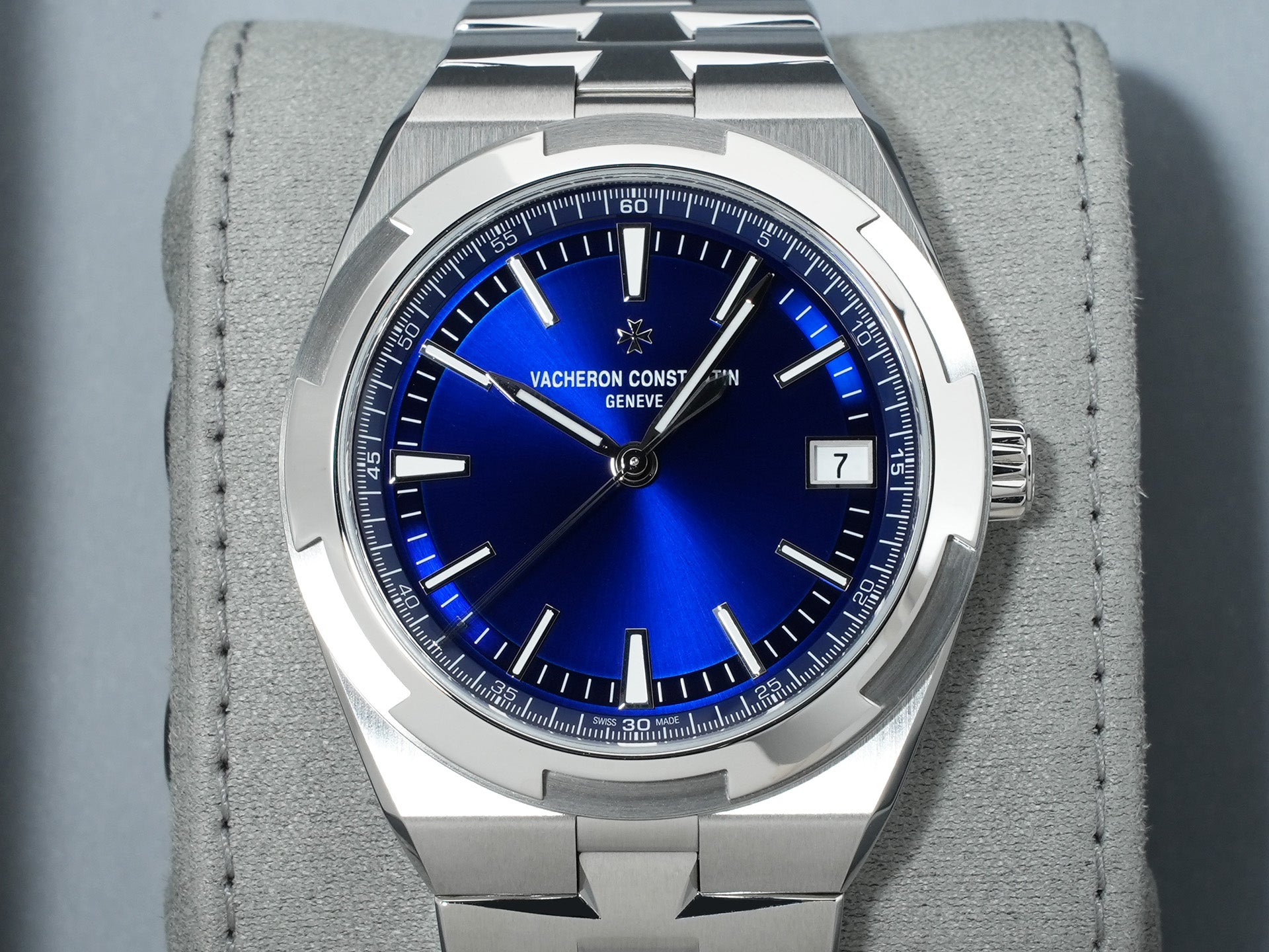 Vacheron Constantin Overseas Automatic Ref. 4520V/210A-B128 Stainless Steel Blue Dial Unused qkkxvukq