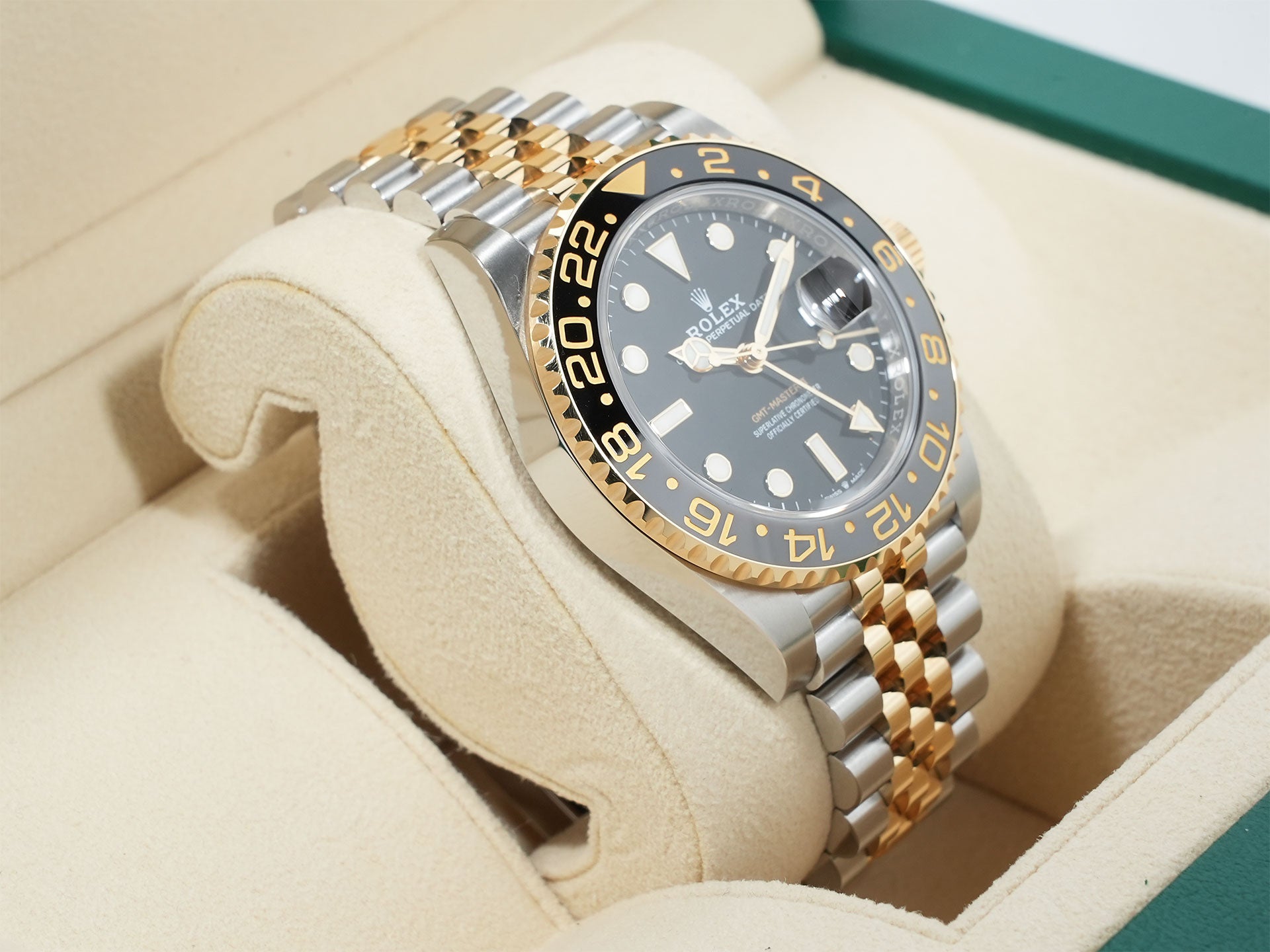 Pre-owned Rolex GMT-Master II Ref. 126713GRNR in stainless steel/yellow gold with a black dial and Jubilee bracelet (9ahj2noe)