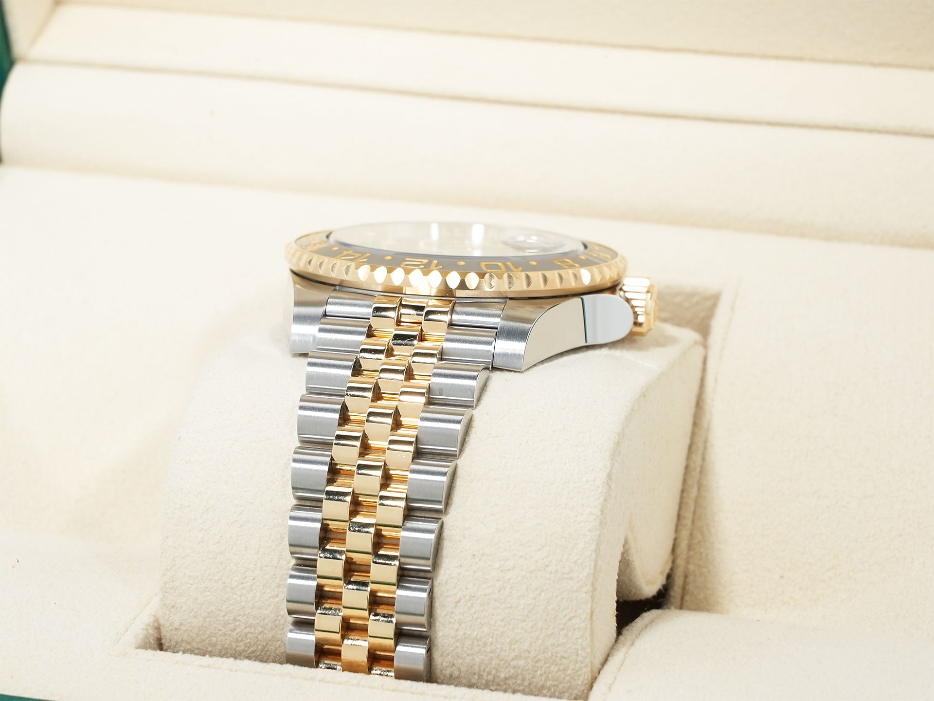 Pre-owned Rolex GMT-Master II Ref. 126713GRNR in stainless steel/yellow gold with a black dial and Jubilee bracelet (9ahj2noe)