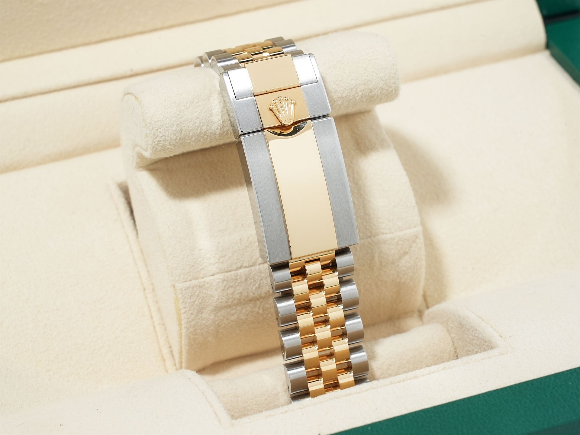 Pre-owned Rolex GMT-Master II Ref. 126713GRNR in stainless steel/yellow gold with a black dial and Jubilee bracelet (9ahj2noe)