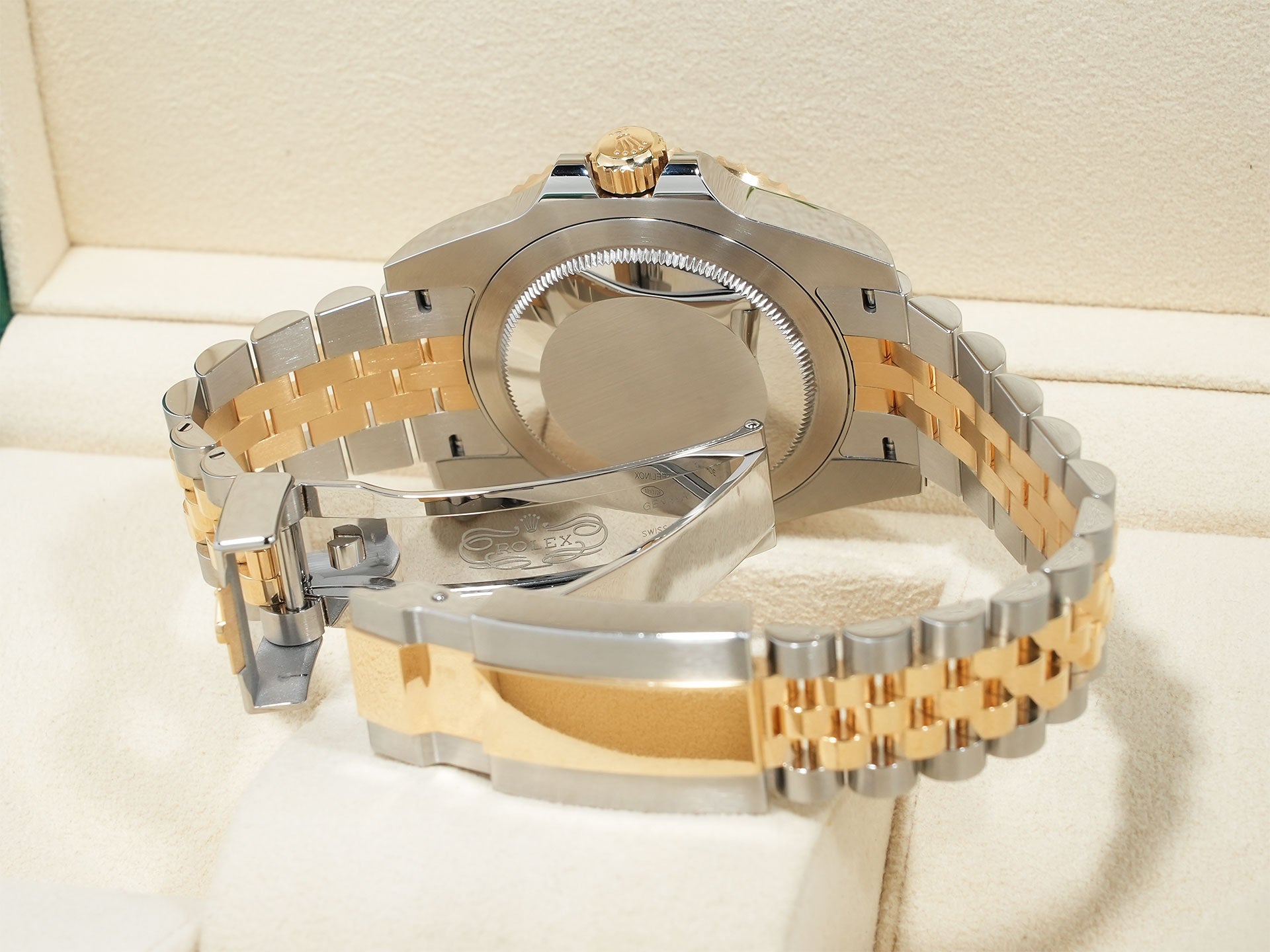 Pre-owned Rolex GMT-Master II Ref. 126713GRNR in stainless steel/yellow gold with a black dial and Jubilee bracelet (9ahj2noe)