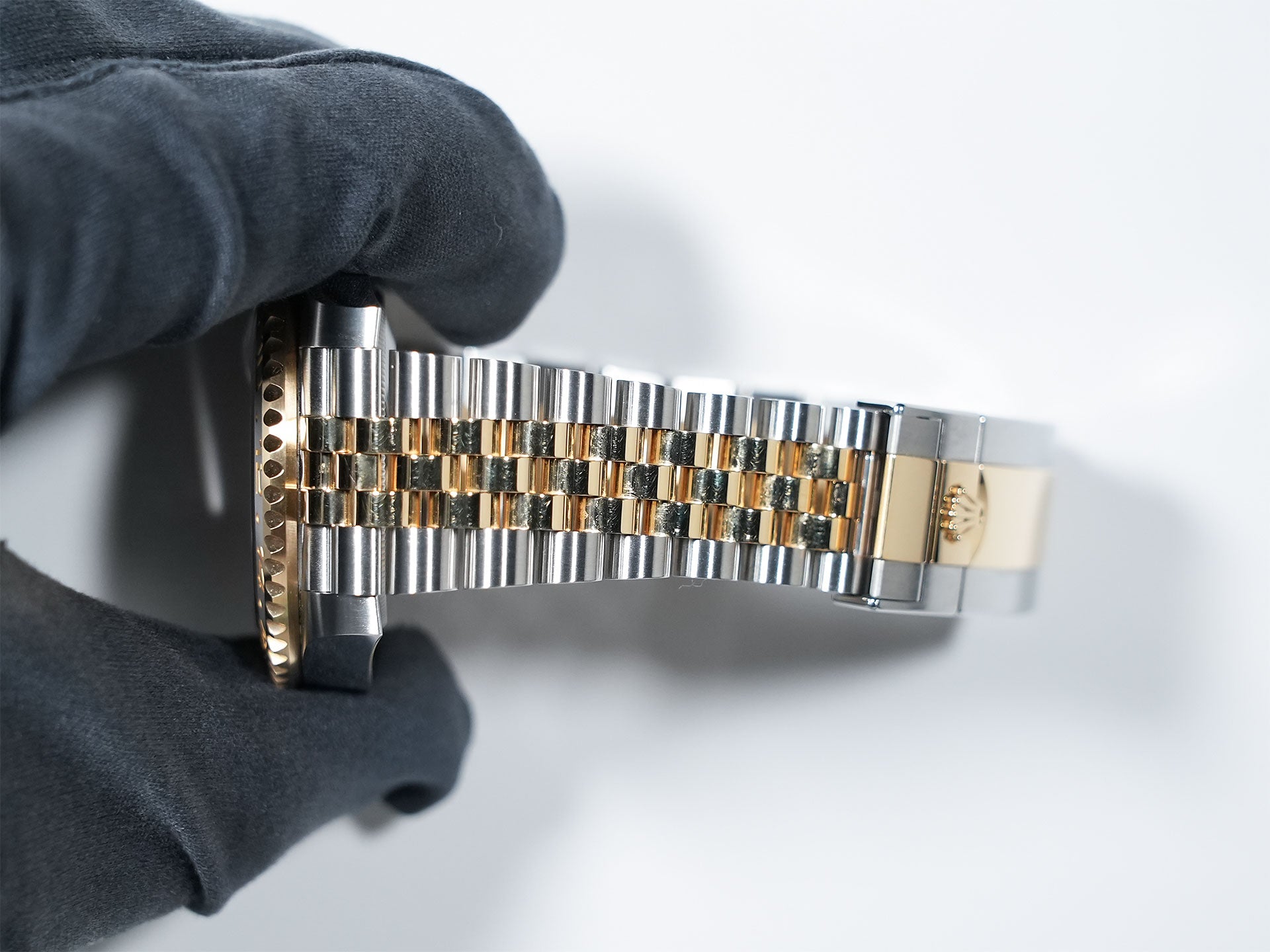 Pre-owned Rolex GMT-Master II Ref. 126713GRNR in stainless steel/yellow gold with a black dial and Jubilee bracelet (9ahj2noe)