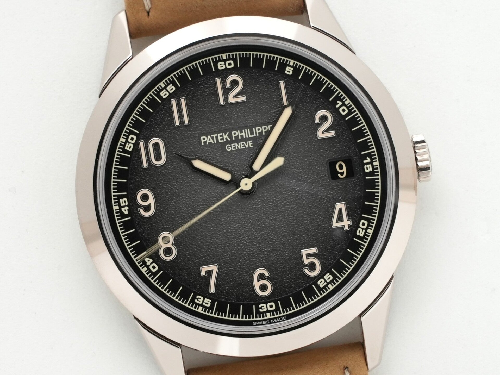 Patek Philippe Calatrava Ref. 5226G-001 in white gold with a black gradient textured lacquer and anthracite dial. Excellent condition. kbmpqo3d