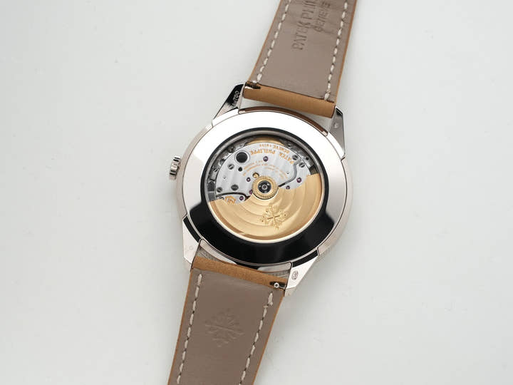 Patek Philippe Calatrava Ref. 5226G-001 in white gold with a black gradient textured lacquer and anthracite dial. Excellent condition. kbmpqo3d