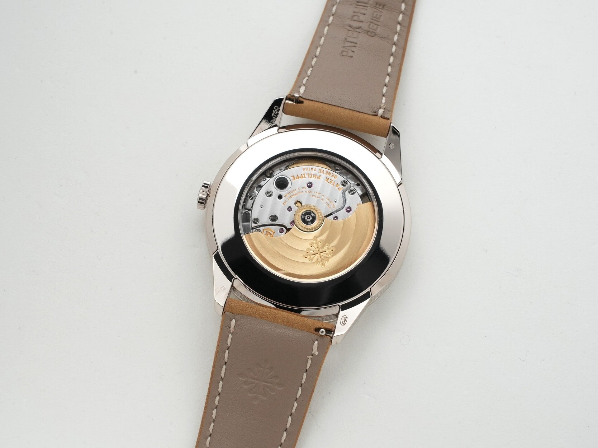 Patek Philippe Calatrava Ref. 5226G-001 in white gold with a black gradient textured lacquer and anthracite dial. Excellent condition. kbmpqo3d