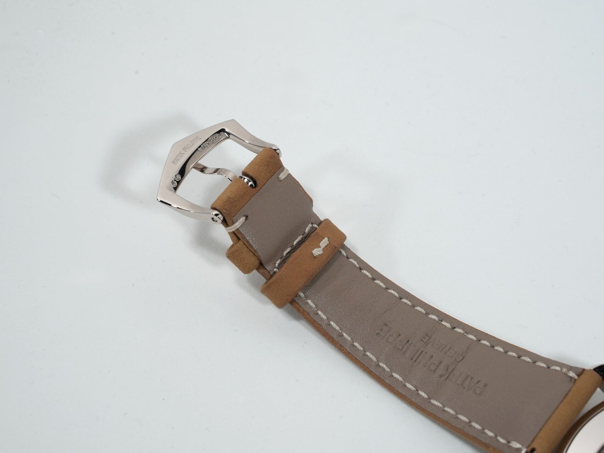 Patek Philippe Calatrava Ref. 5226G-001 in white gold with a black gradient textured lacquer and anthracite dial. Excellent condition. kbmpqo3d