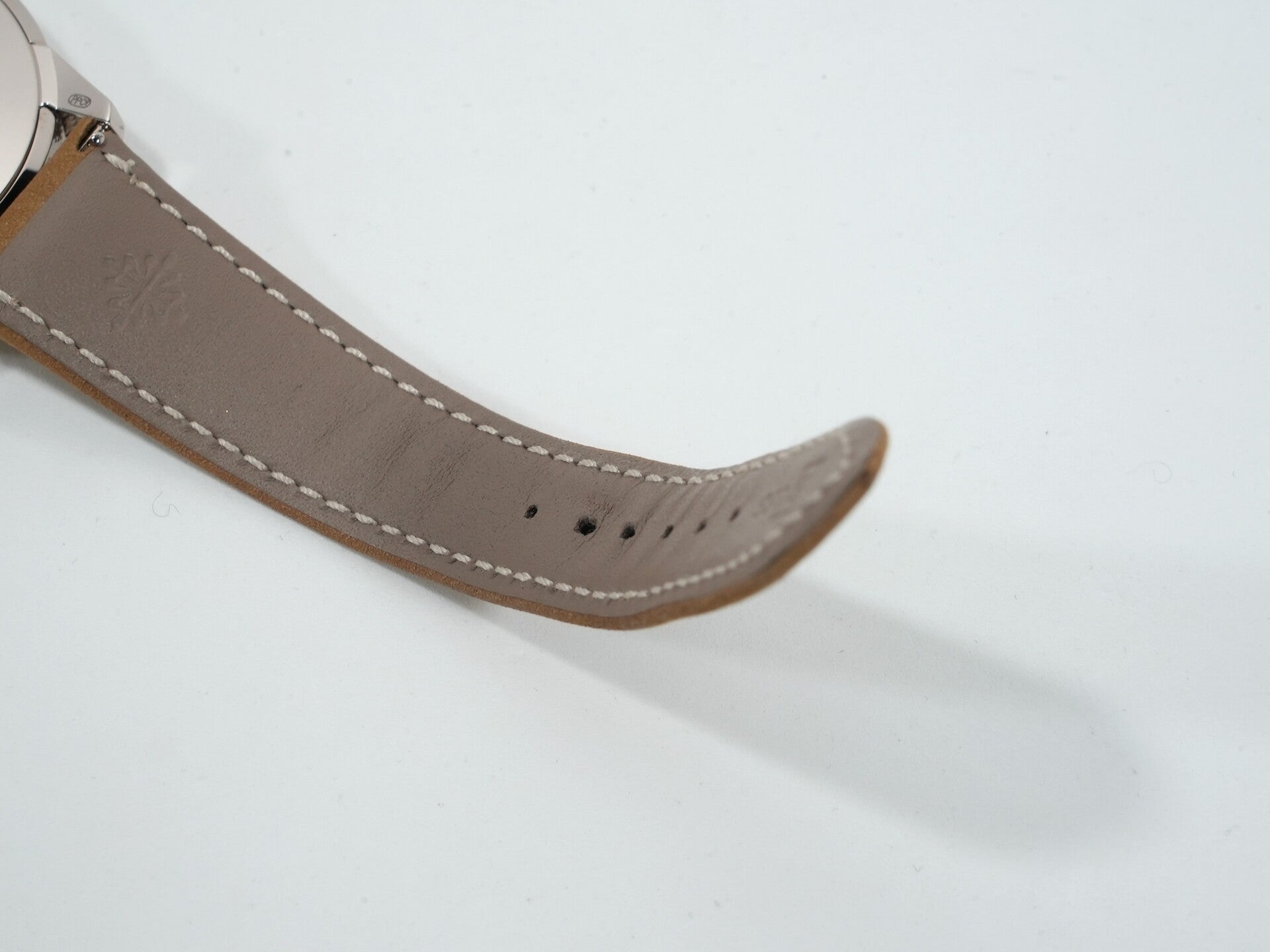 Patek Philippe Calatrava Ref. 5226G-001 in white gold with a black gradient textured lacquer and anthracite dial. Excellent condition. kbmpqo3d