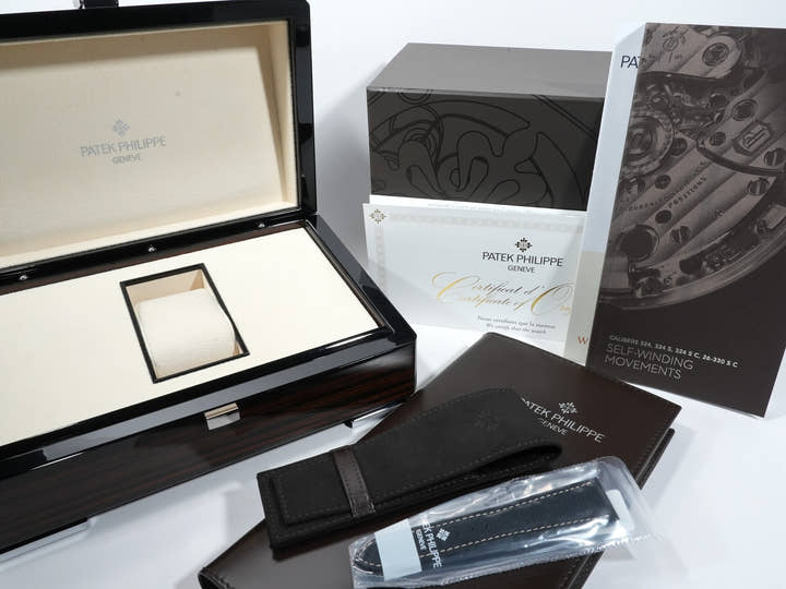 Patek Philippe Calatrava Ref. 5226G-001 in white gold with a black gradient textured lacquer and anthracite dial. Excellent condition. kbmpqo3d