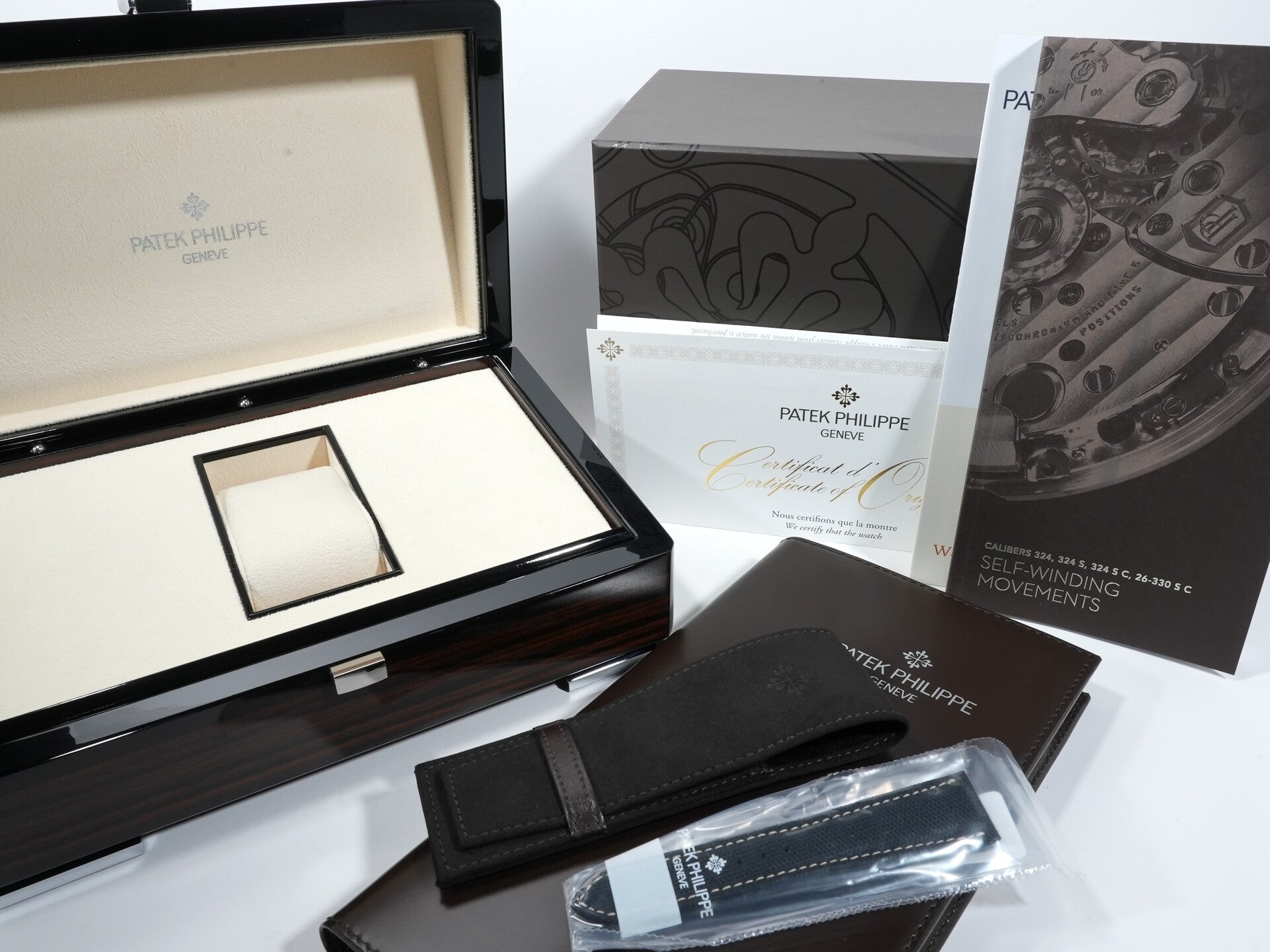 Patek Philippe Calatrava Ref. 5226G-001 in white gold with a black gradient textured lacquer and anthracite dial. Excellent condition. kbmpqo3d