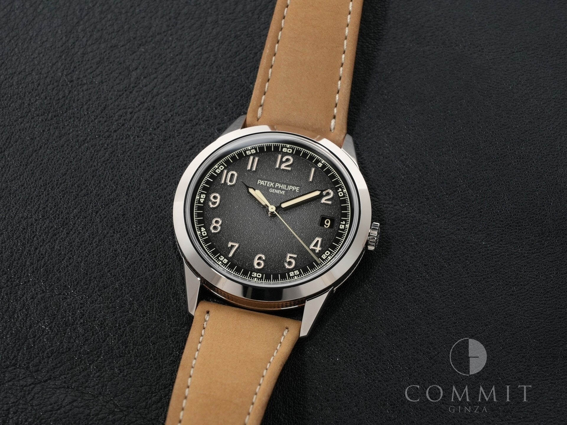 Patek Philippe Calatrava Ref. 5226G-001 in white gold with a black gradient textured lacquer and anthracite dial. Excellent condition. kbmpqo3d