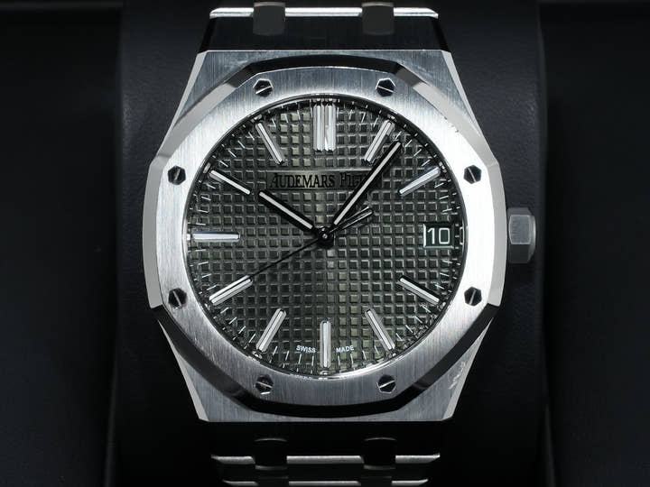 Audemars Piguet Royal Oak Ref. 15510ST.OO.1320ST.09 Stainless Steel Khaki Green Dial Pre-owned o2z7vqrb