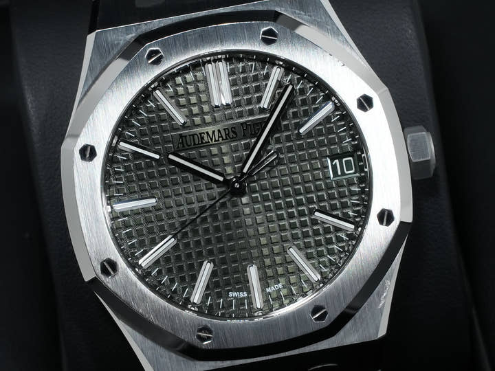 Audemars Piguet Royal Oak Ref. 15510ST.OO.1320ST.09 Stainless Steel Khaki Green Dial Pre-owned o2z7vqrb