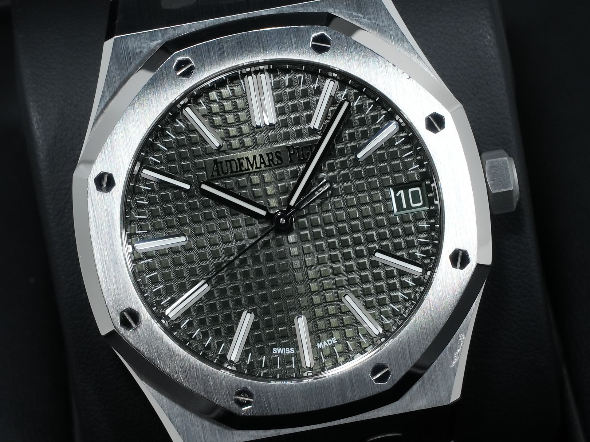Audemars Piguet Royal Oak Ref. 15510ST.OO.1320ST.09 Stainless Steel Khaki Green Dial Pre-owned o2z7vqrb