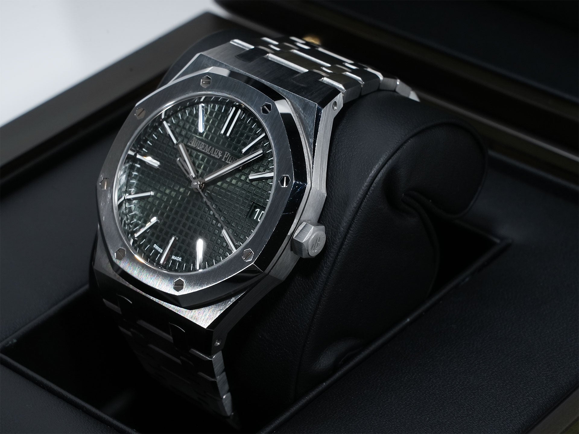 Audemars Piguet Royal Oak Ref. 15510ST.OO.1320ST.09 Stainless Steel Khaki Green Dial Pre-owned o2z7vqrb