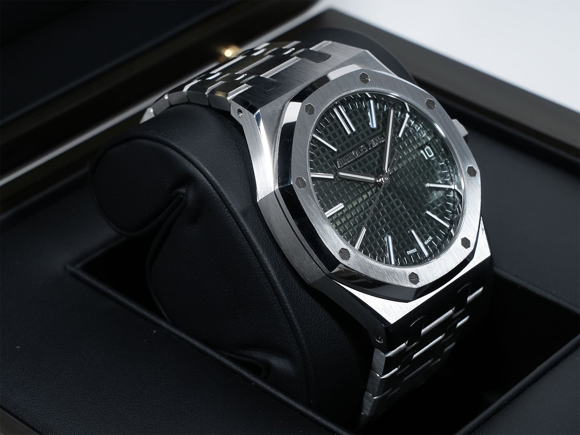 Audemars Piguet Royal Oak Ref. 15510ST.OO.1320ST.09 Stainless Steel Khaki Green Dial Pre-owned o2z7vqrb