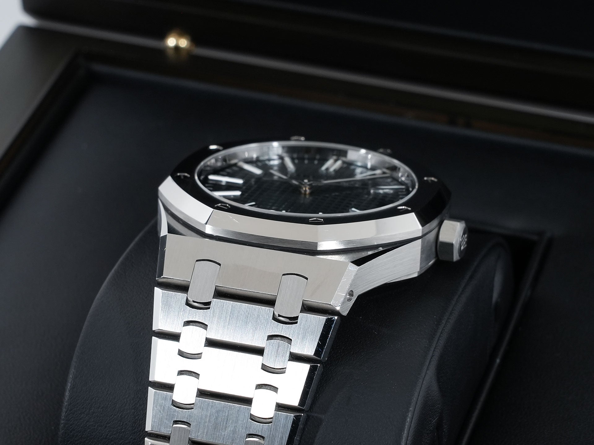 Audemars Piguet Royal Oak Ref. 15510ST.OO.1320ST.09 Stainless Steel Khaki Green Dial Pre-owned o2z7vqrb