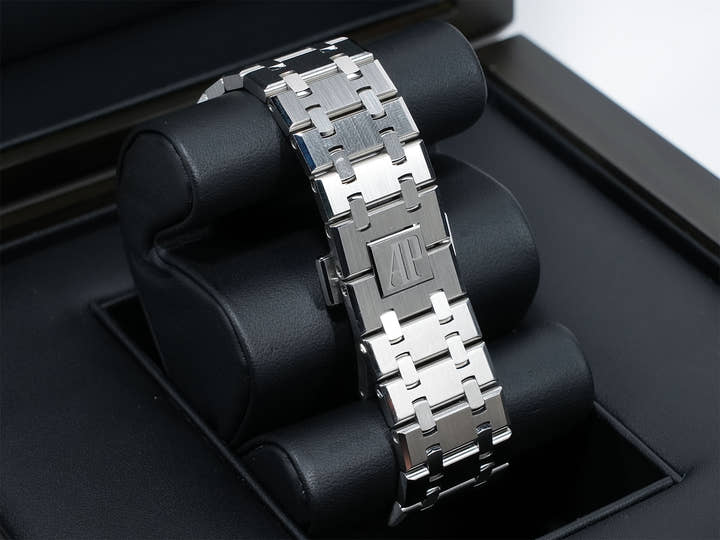 Audemars Piguet Royal Oak Ref. 15510ST.OO.1320ST.09 Stainless Steel Khaki Green Dial Pre-owned o2z7vqrb