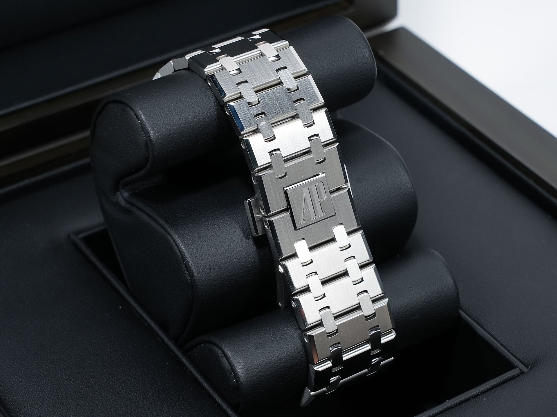 Audemars Piguet Royal Oak Ref. 15510ST.OO.1320ST.09 Stainless Steel Khaki Green Dial Pre-owned o2z7vqrb