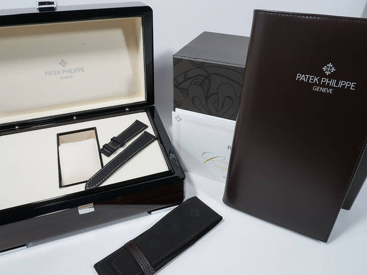 Patek Philippe Calatrava Ref. 5226G-001 in white gold with a black gradient textured lacquer and anthracite dial in excellent condition (nsa8mg66)