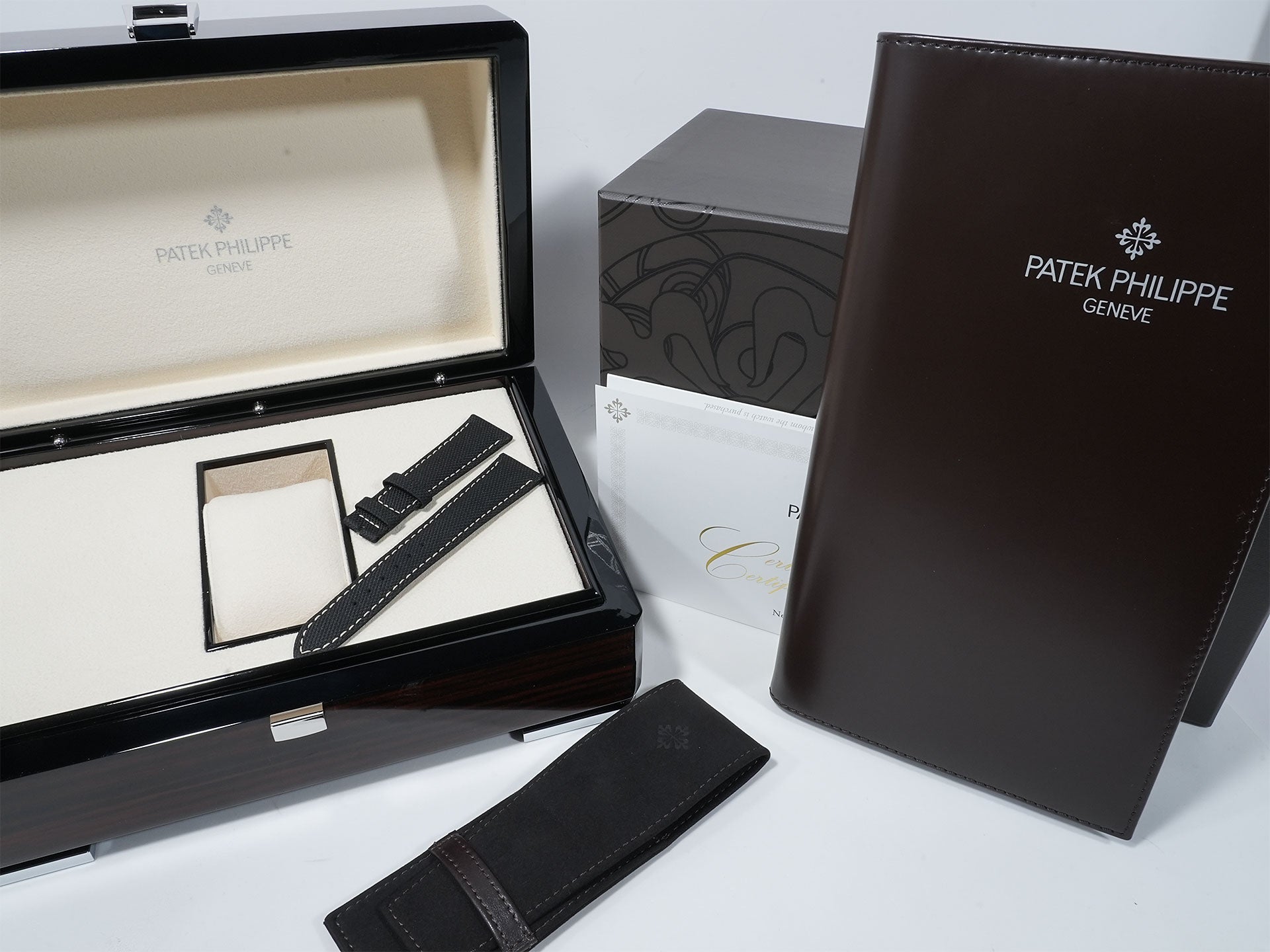 Patek Philippe Calatrava Ref. 5226G-001 in white gold with a black gradient textured lacquer and anthracite dial in excellent condition (nsa8mg66)
