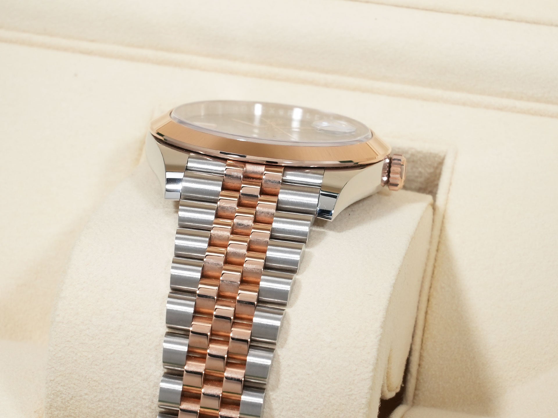 ロレックス デイトジャスト41 Ref.126301 ステンレススチール/エバーローズゴールド スレートローマン文字盤 ジュビリーブレスレット 中古 f7rv7r9z