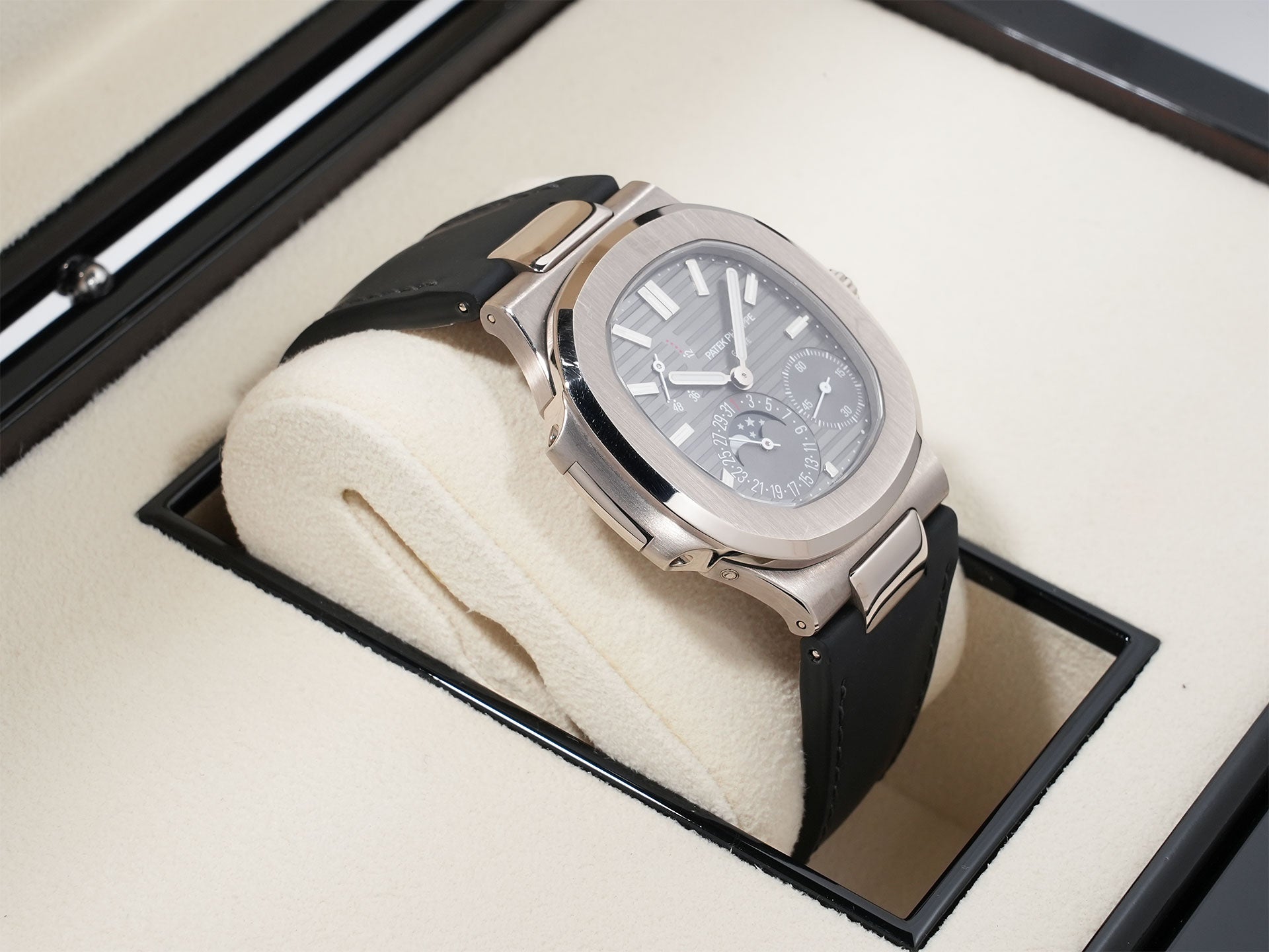 Patek Philippe Nautilus Petite Complication Ref. 5712G-001 White Gold Slate Dial Pre-owned 46gi2vkm