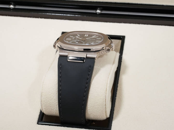 Patek Philippe Nautilus Petite Complication Ref. 5712G-001 White Gold Slate Dial Pre-owned 46gi2vkm