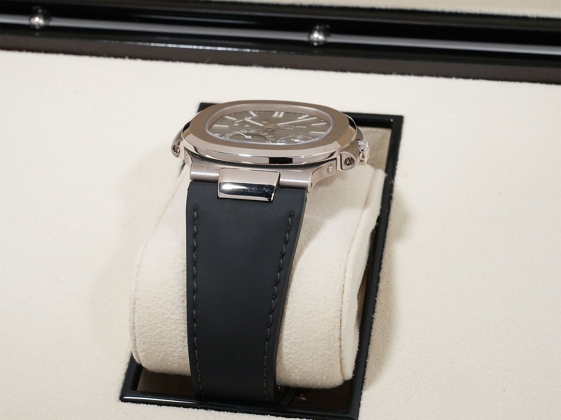 Patek Philippe Nautilus Petite Complication Ref. 5712G-001 White Gold Slate Dial Pre-owned 46gi2vkm